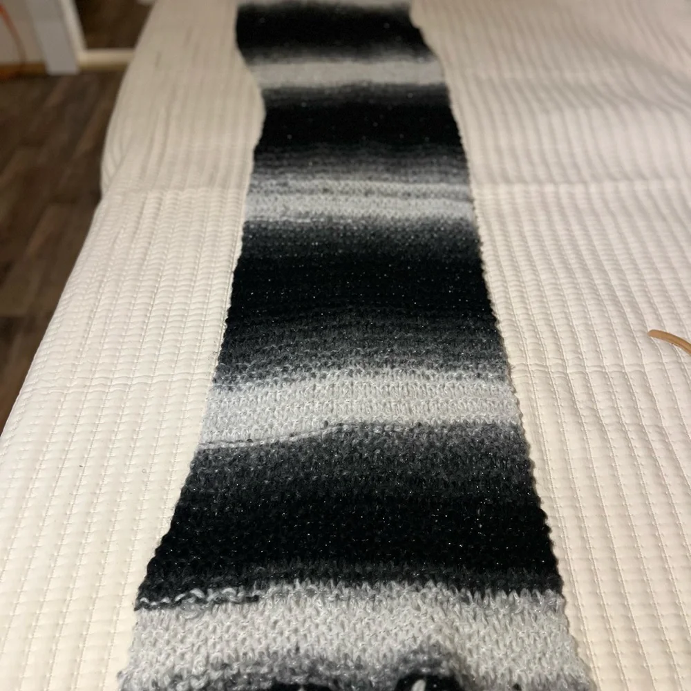 Elegant Black and Gray Knit Scarf‎ small pull see pic